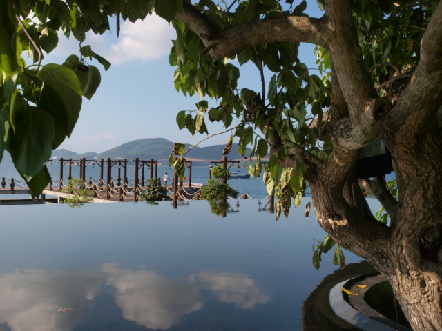 Hon Tam Infinity Pool